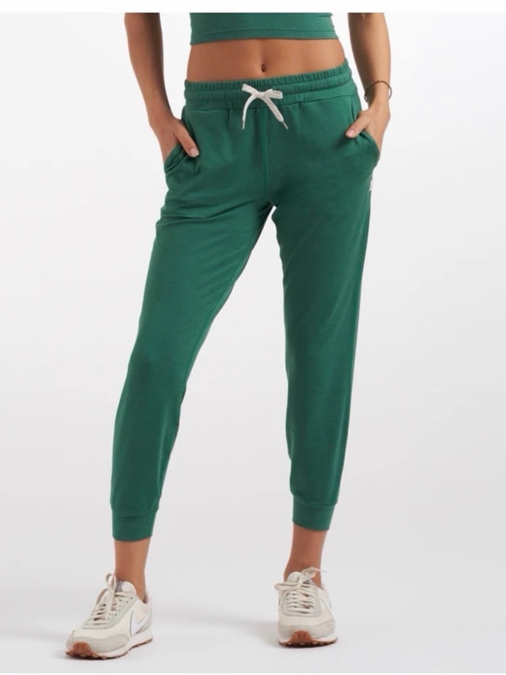 Womens Vuori Performance Jogger in Green Cactus